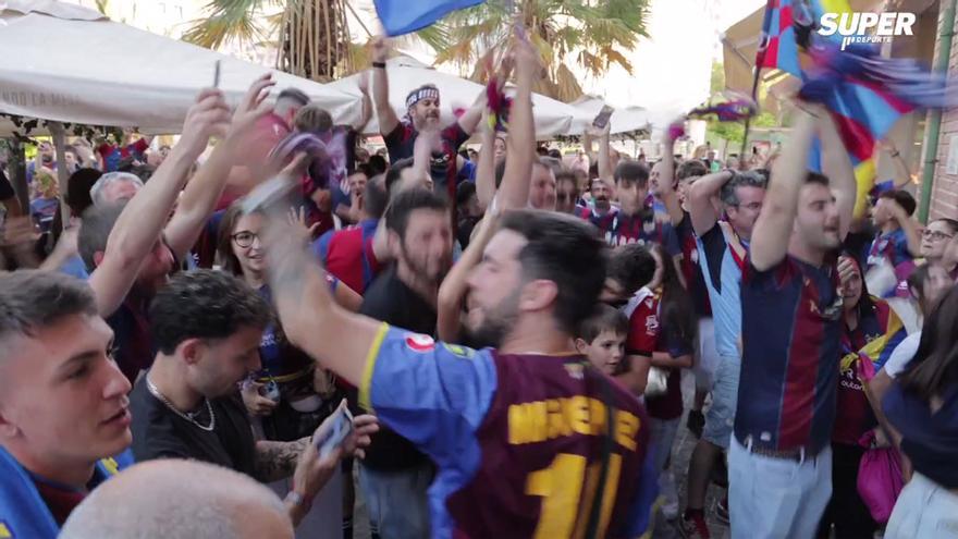 Los aficionados celebraron así el gol de Carlos en el bar de culto granota
