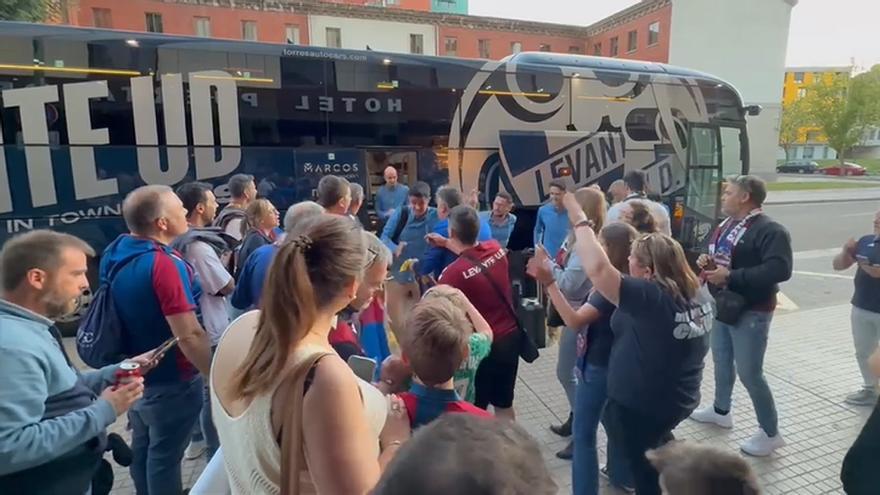 Así fue la llegada de los jugadores del Levante UD a Burgos