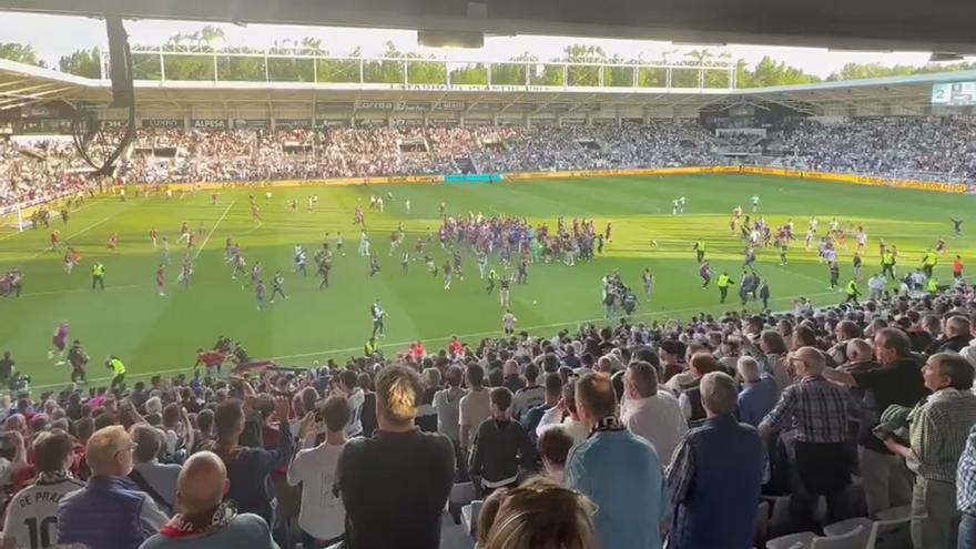 Así se produjo la invasión al campo de cientos de granotas tras el pitido final