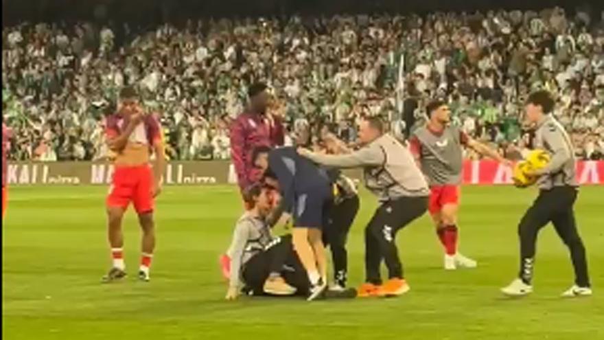 El utillero del Sevilla agrede a un recogepelotas del Betis antes del derbi